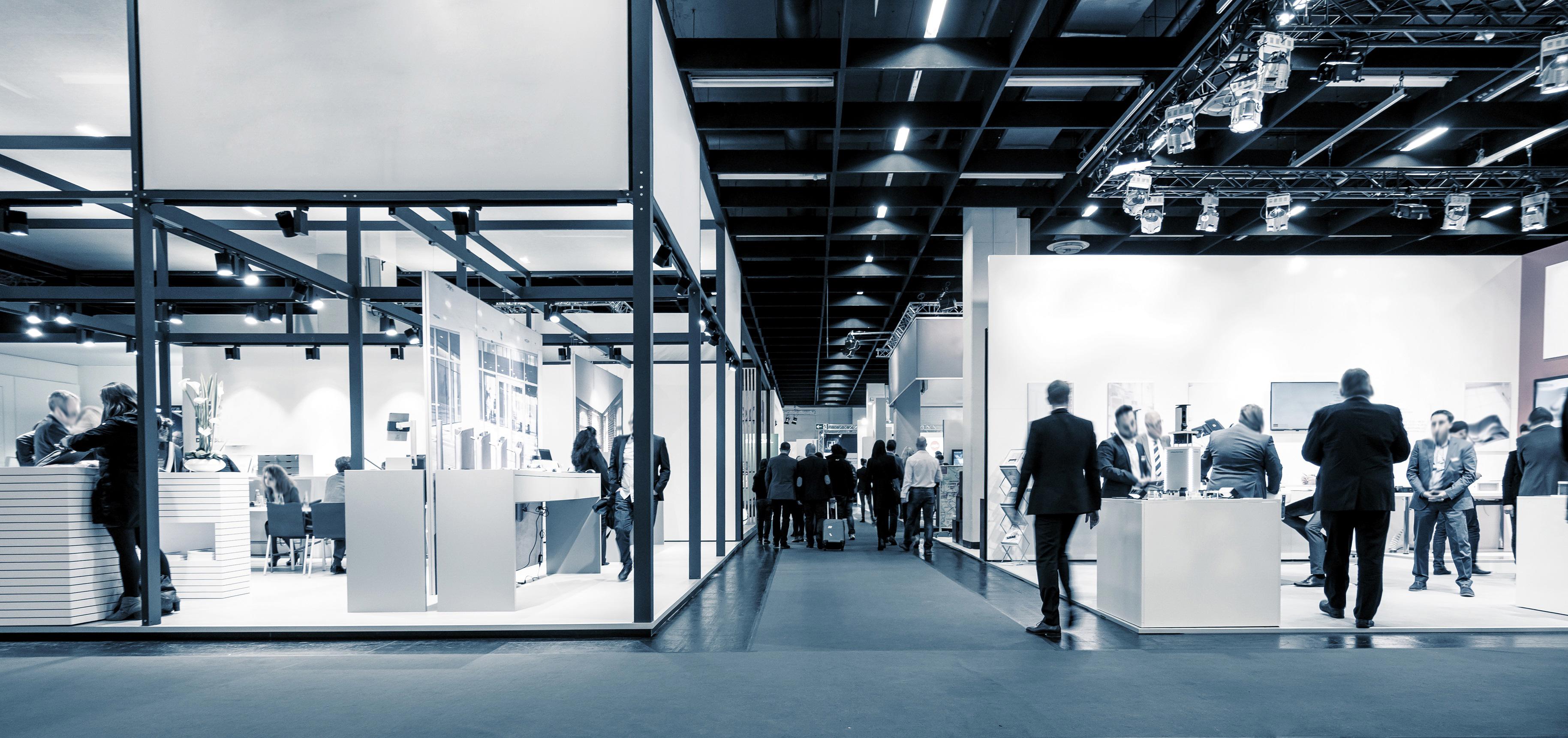blurred-business-people-trade-fair-stands-xl_9144x4303px