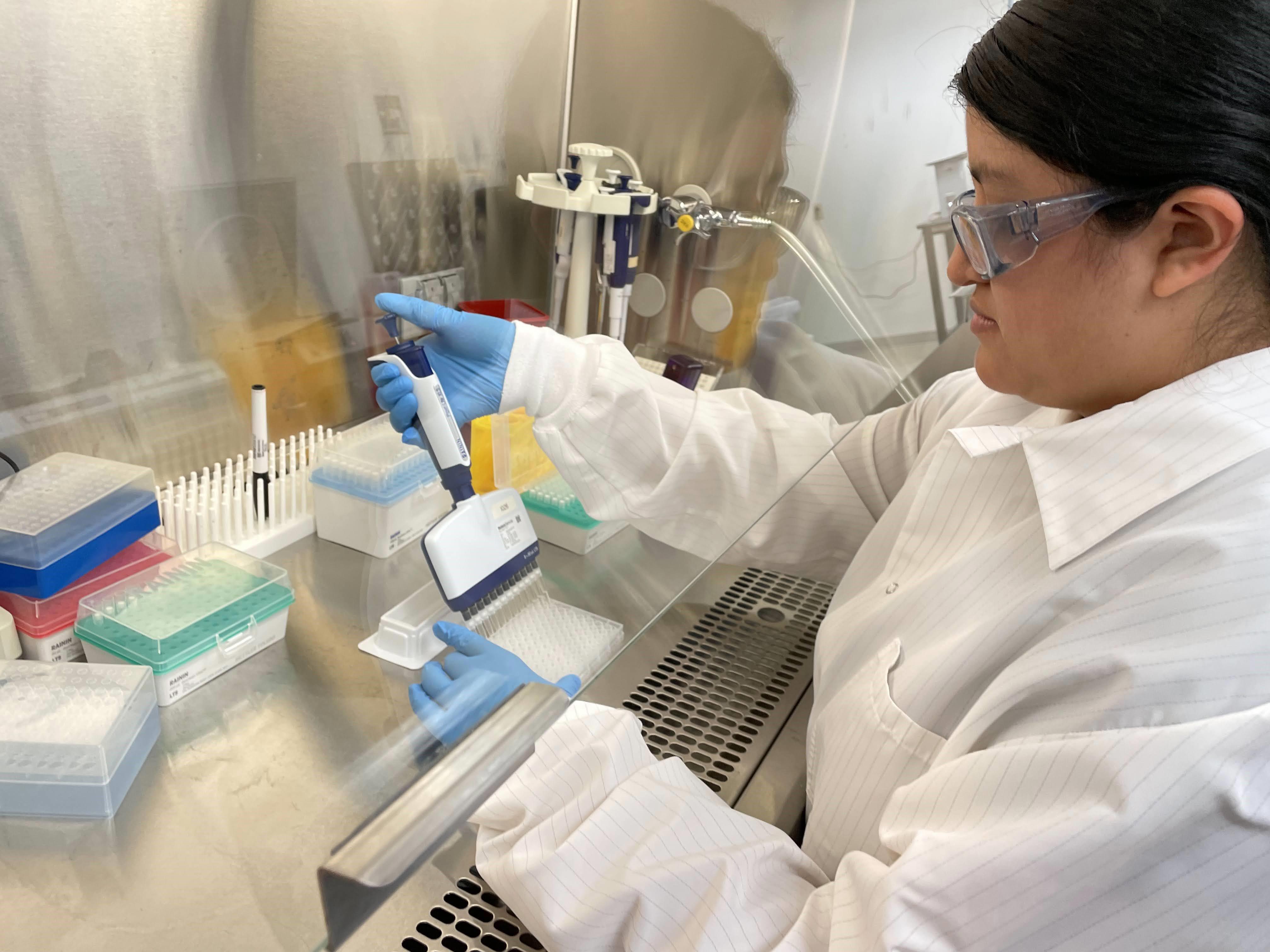 scientist-micro-pippetting
