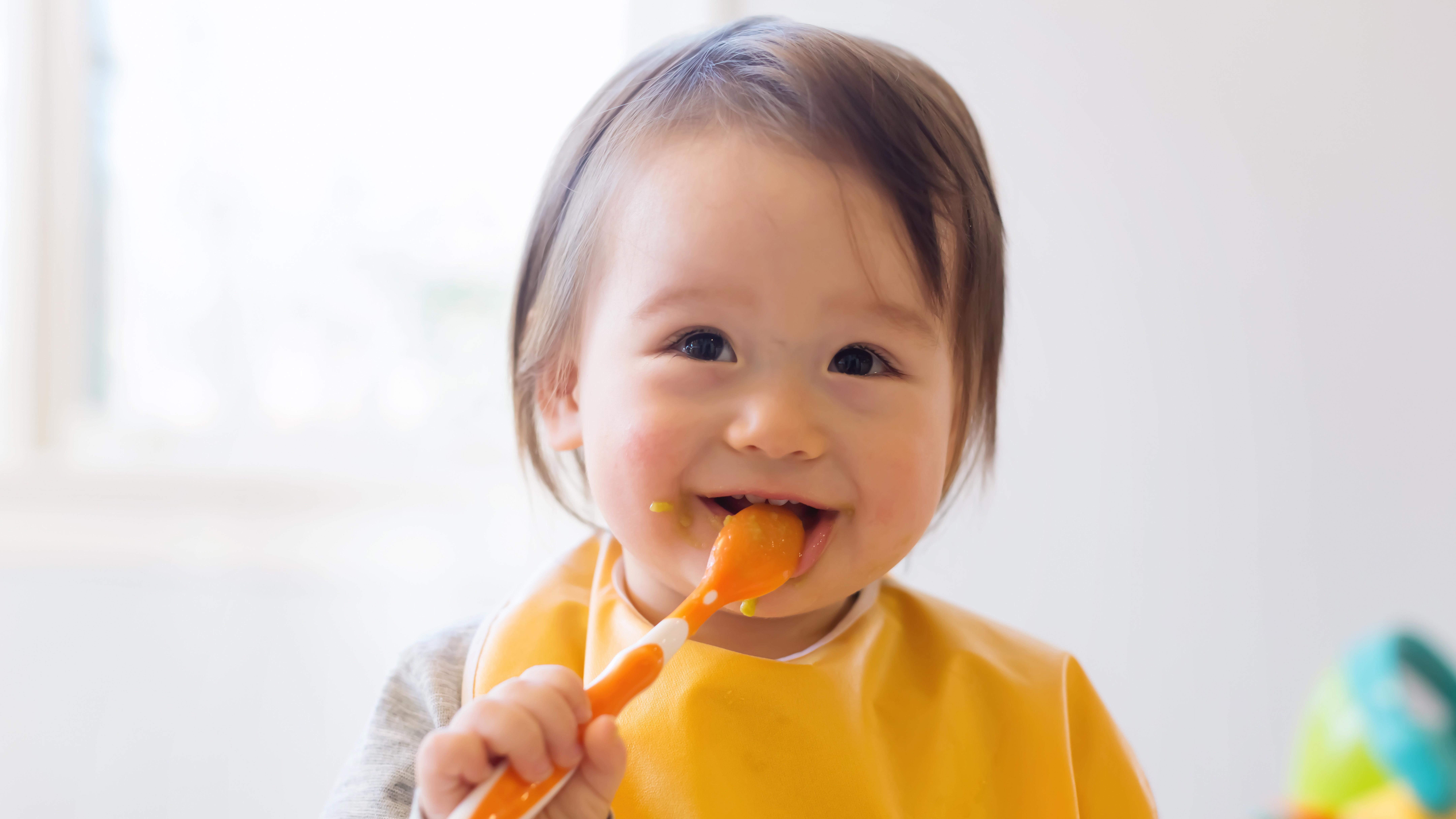 baby-girl-eating-carrots-in-the-kitchen_cropped_169