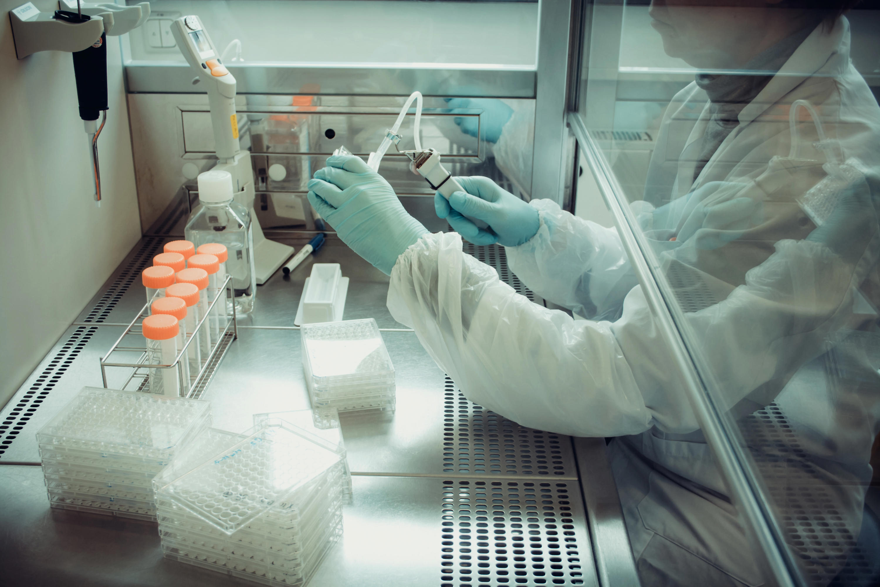 adults-laboratory-technician-working-with-multiwell-pipette-soft-focus-xl_3000x2000px